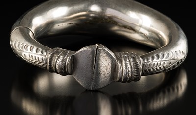 AN INDIAN TRIBAL SILVER BANGLE, c. 1900s