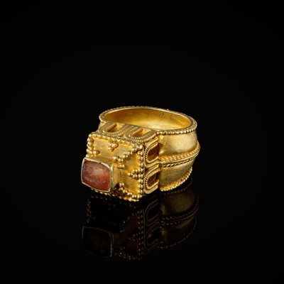 Lot 612 - A MEROVINGIAN GOLD ARCHITECTURAL RING WITH A GLASS INTAGLIO OF A RAM