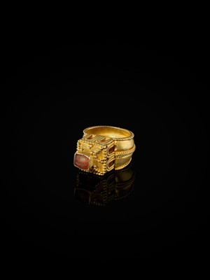 Lot 612 - A MEROVINGIAN GOLD ARCHITECTURAL RING WITH A GLASS INTAGLIO OF A RAM
