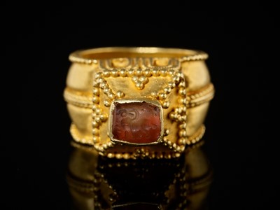 Lot 612 - A MEROVINGIAN GOLD ARCHITECTURAL RING WITH A GLASS INTAGLIO OF A RAM