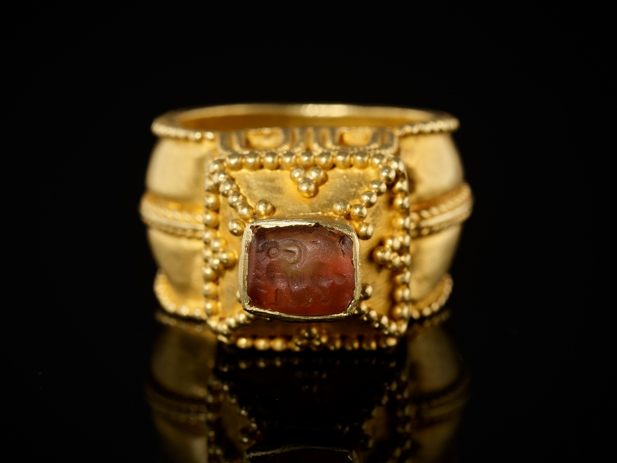 Lot 612 - A MEROVINGIAN GOLD ARCHITECTURAL RING WITH A