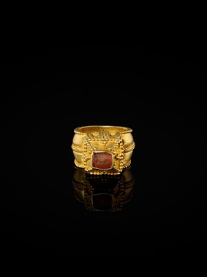 Lot 612 - A MEROVINGIAN GOLD ARCHITECTURAL RING WITH A GLASS INTAGLIO OF A RAM