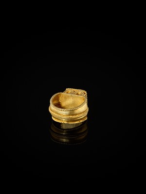 Lot 612 - A MEROVINGIAN GOLD ARCHITECTURAL RING WITH A GLASS INTAGLIO OF A RAM