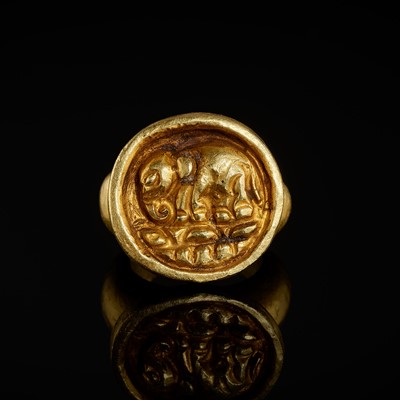 A GOLD RING WITH AN INCISED BEZEL DEPICTING AN ELEPHANT, 7TH-12TH CENTURY
