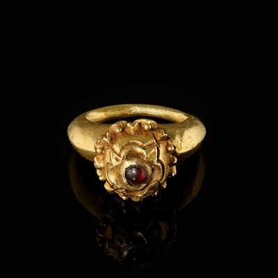 A CHAM GARNET-SET GOLD REPOUSSÉ ‘LOTUS BLOSSOM’ RING, CIRCA 10TH CENTURY