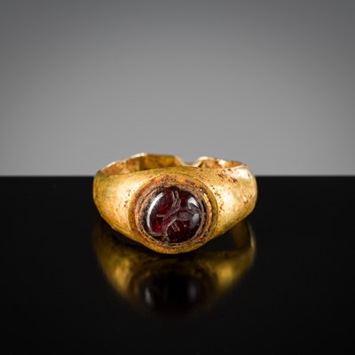 Lot 611 - A ROMAN GOLD RING WITH A GARNET INTAGLIO