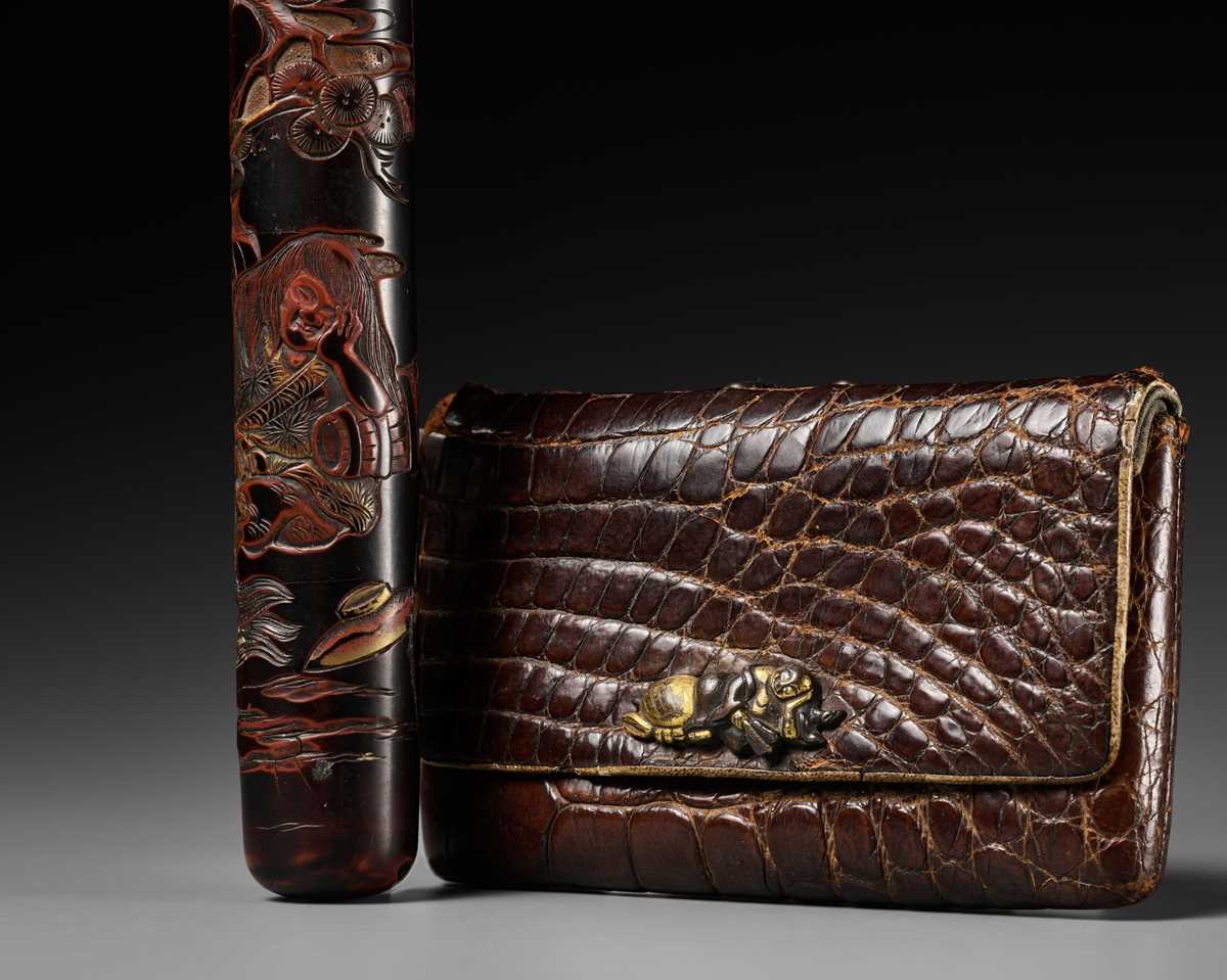 Lot 352 - A LACQUER KISERUZUTSU, WITH EN SUITE LEATHER POUCH AND MARBLE OJIME