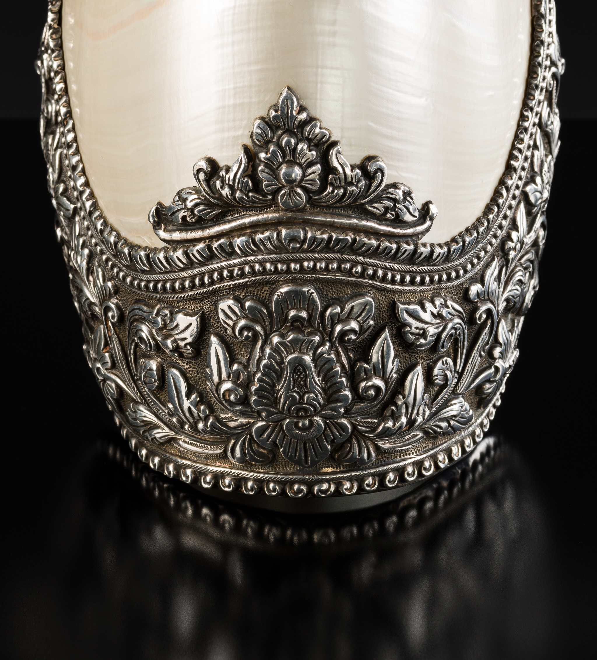 Lot 28 - A REPOUSSÉ SILVER-MOUNTED RITUAL CONCH