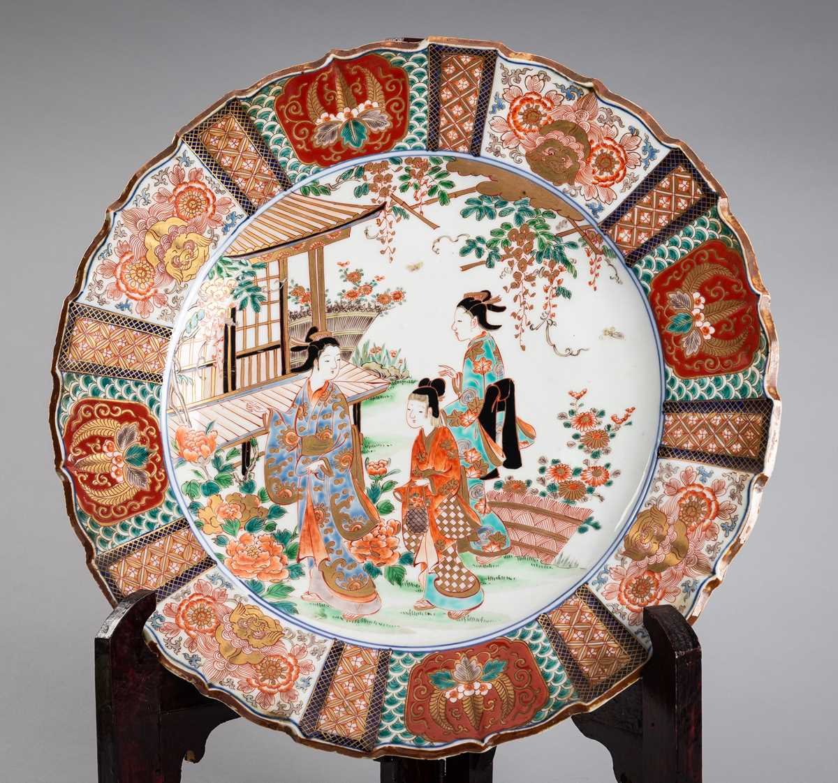 Lot 236 - A LARGE IMARI CHARGER DEPICTING THREE BEAUTIES