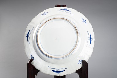 Lot 236 - A LARGE IMARI CHARGER DEPICTING THREE BEAUTIES