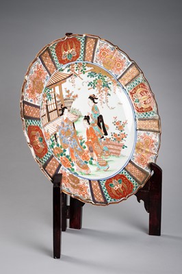 Lot 236 - A LARGE IMARI CHARGER DEPICTING THREE BEAUTIES
