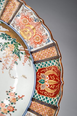 Lot 236 - A LARGE IMARI CHARGER DEPICTING THREE BEAUTIES