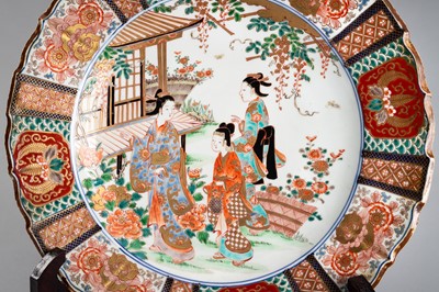 Lot 236 - A LARGE IMARI CHARGER DEPICTING THREE BEAUTIES