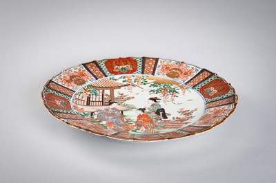 Lot 236 - A LARGE IMARI CHARGER DEPICTING THREE BEAUTIES