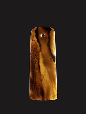 A MOTTLED JADE YUE AXE, DAWENKOU CULTURE, C. 4500-2500 BC