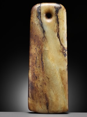 A MOTTLED JADE YUE AXE, DAWENKOU CULTURE, C. 4500-2500 BC