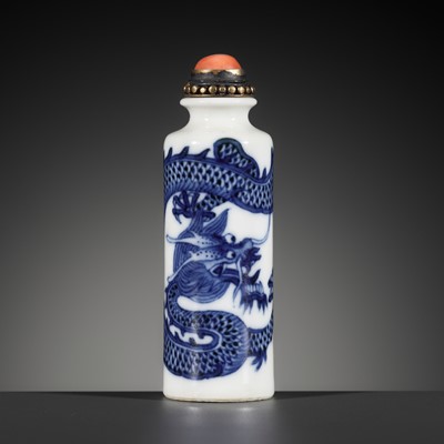 AN IMPERIAL BLUE AND WHITE CYLINDRICAL PORCELAIN SNUFF BOTTLE, 1780-1830