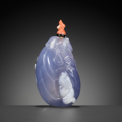 Lot 469 - A LAVENDER-BLUE AGATE ‘BATS ON A POUCH’ SNUFF BOTTLE, 19TH TO EARLY 20TH CENUTRY