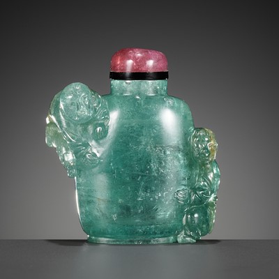 Lot 475 - AN AQUAMARINE ‘BOYS’ SNUFF BOTTLE, 1850-1900