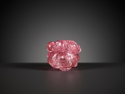 Lot 122 - A PINK TOURMALINE ‘SANDUO’ SNUFF BOTTLE, CHINA, 1860-1930 OR EARLIER