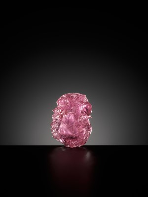 Lot 122 - A PINK TOURMALINE ‘SANDUO’ SNUFF BOTTLE, CHINA, 1860-1930 OR EARLIER