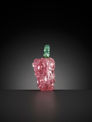 Lot 122 - A PINK TOURMALINE ‘SANDUO’ SNUFF BOTTLE, CHINA, 1860-1930 OR EARLIER