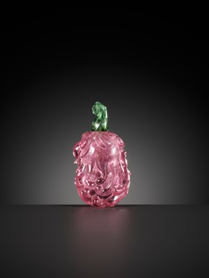 Lot 122 - A PINK TOURMALINE ‘SANDUO’ SNUFF BOTTLE, CHINA, 1860-1930 OR EARLIER