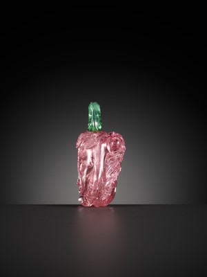 Lot 122 - A PINK TOURMALINE ‘SANDUO’ SNUFF BOTTLE, CHINA, 1860-1930 OR EARLIER