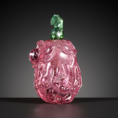 Lot 122 - A PINK TOURMALINE ‘SANDUO’ SNUFF BOTTLE, CHINA, 1860-1930 OR EARLIER