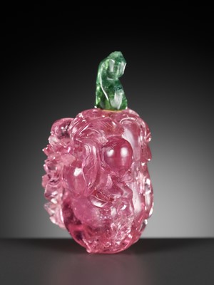 Lot 122 - A PINK TOURMALINE ‘SANDUO’ SNUFF BOTTLE, CHINA, 1860-1930 OR EARLIER