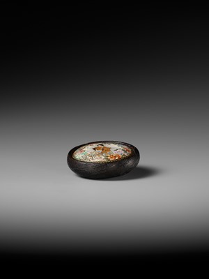 Lot 380 - A SATSUMA EARTHENWARE AND TAGAYASAN KAGAMIBUTA NETSUKE WITH A BIJIN
