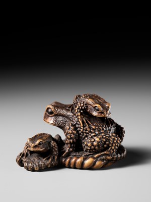 Lot 386 - MASANAO: A FINE WOOD NETSUKE OKIMONO OF A TOAD WITH TWO YOUNG ON WARAJI