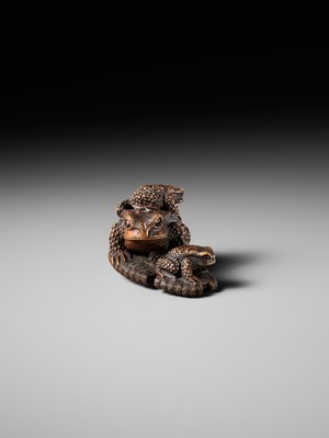 Lot 386 - MASANAO: A FINE WOOD NETSUKE OKIMONO OF A TOAD WITH TWO YOUNG ON WARAJI