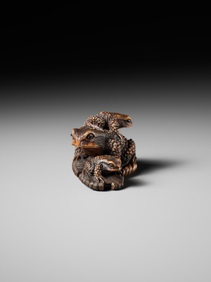 Lot 386 - MASANAO: A FINE WOOD NETSUKE OKIMONO OF A TOAD WITH TWO YOUNG ON WARAJI