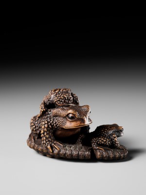 Lot 386 - MASANAO: A FINE WOOD NETSUKE OKIMONO OF A TOAD WITH TWO YOUNG ON WARAJI