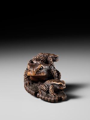 Lot 386 - MASANAO: A FINE WOOD NETSUKE OKIMONO OF A TOAD WITH TWO YOUNG ON WARAJI