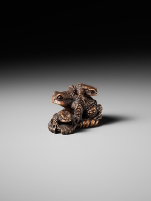 Lot 386 - MASANAO: A FINE WOOD NETSUKE OKIMONO OF A TOAD WITH TWO YOUNG ON WARAJI