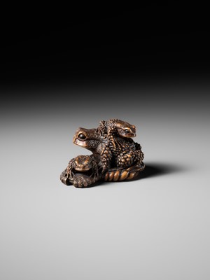 Lot 386 - MASANAO: A FINE WOOD NETSUKE OKIMONO OF A TOAD WITH TWO YOUNG ON WARAJI