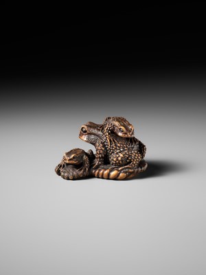 Lot 386 - MASANAO: A FINE WOOD NETSUKE OKIMONO OF A TOAD WITH TWO YOUNG ON WARAJI