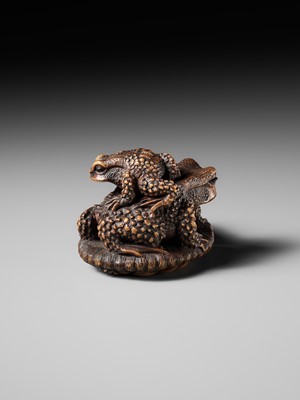 Lot 386 - MASANAO: A FINE WOOD NETSUKE OKIMONO OF A TOAD WITH TWO YOUNG ON WARAJI