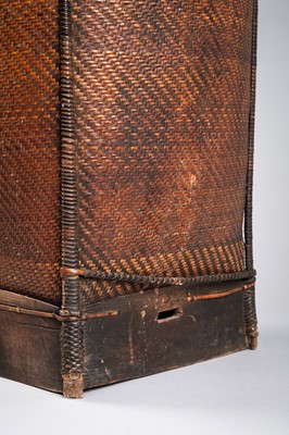 Lot 405 - A VIETNAMESE SHOULDER BASKET, GIE