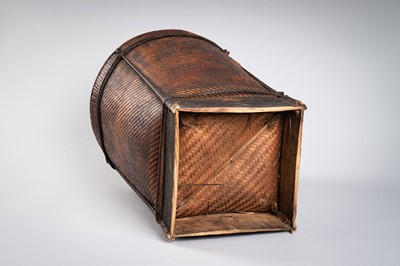 Lot 405 - A VIETNAMESE SHOULDER BASKET, GIE