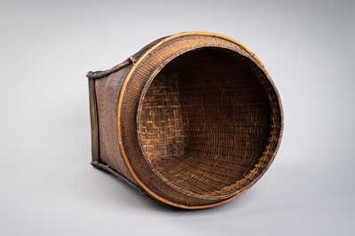 Lot 405 - A VIETNAMESE SHOULDER BASKET, GIE