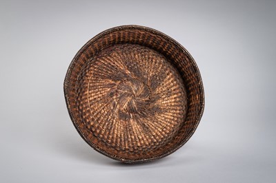 Lot 405 - A VIETNAMESE SHOULDER BASKET, GIE