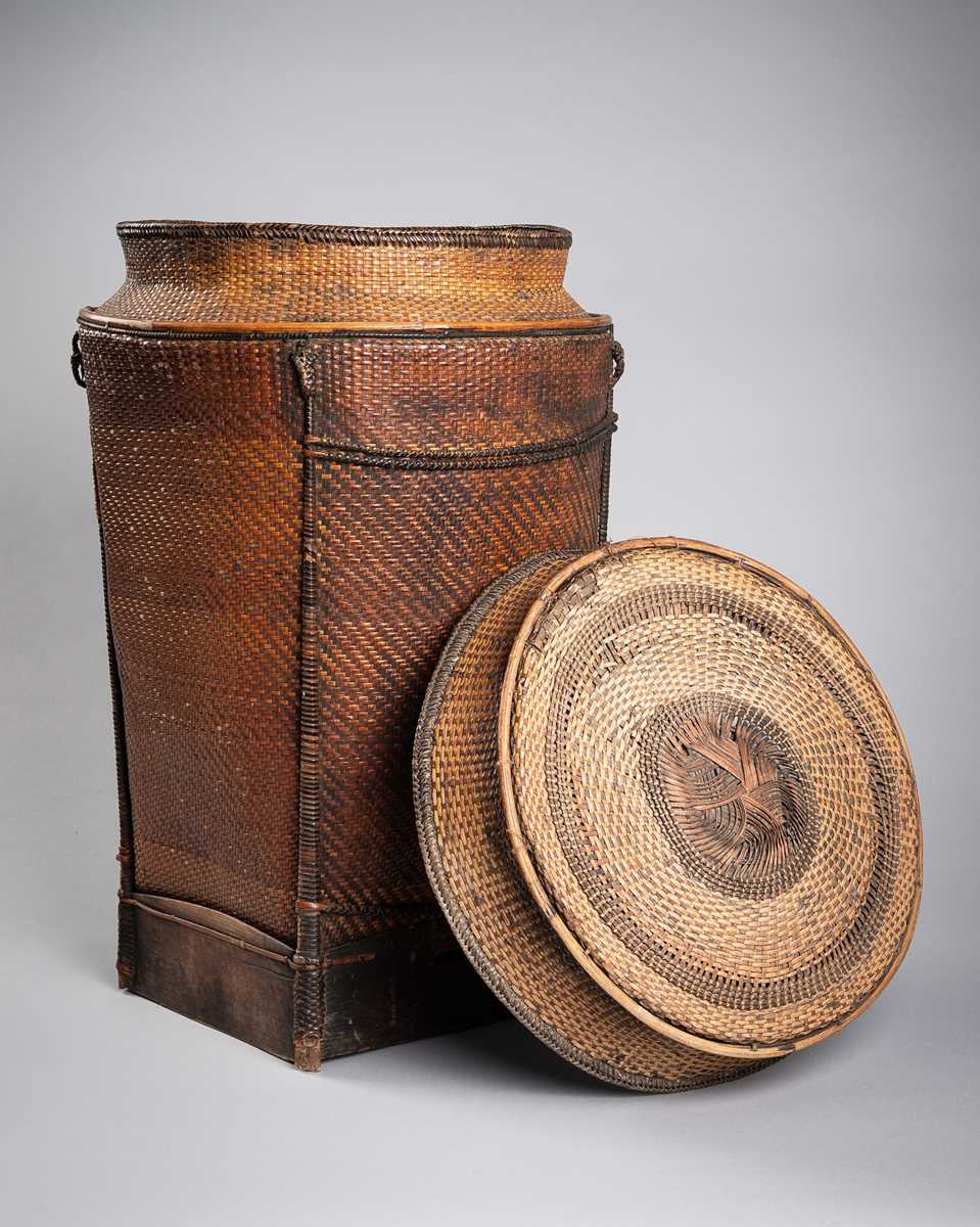 Lot 405 - A VIETNAMESE SHOULDER BASKET, GIE
