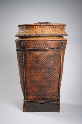 Lot 405 - A VIETNAMESE SHOULDER BASKET, GIE