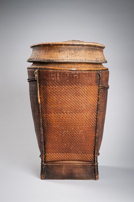 Lot 405 - A VIETNAMESE SHOULDER BASKET, GIE