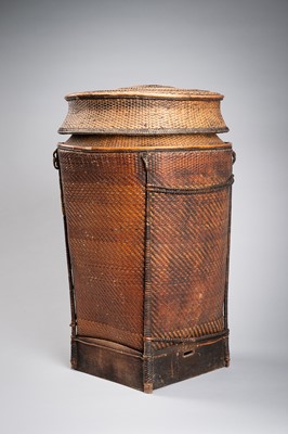 Lot 405 - A VIETNAMESE SHOULDER BASKET, GIE