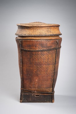Lot 405 - A VIETNAMESE SHOULDER BASKET, GIE
