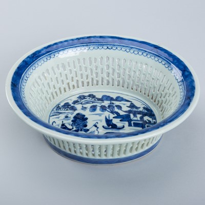 A RETICULATED BLUE AND WHITE PORCELAIN BASKET, QING DYNASTY